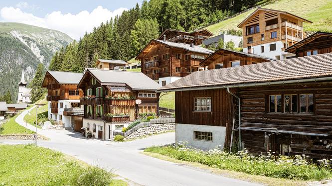 Häuser Davos Monstein Einheitliche Ausrichtung der Häuser in Davos Monstein: Planungsentscheidungen prägen das Dorfbild stark – genau hier könnte Künstliche Intelligenz künftig eine Rolle spielen.