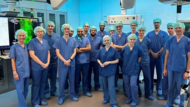 Studierende des Moduls «Applied English for Photonics and Mobile Robotics» zu Besuch im Kantonsspital Graubünden. Fremdsprachen: ein zeitloser Lernprozess