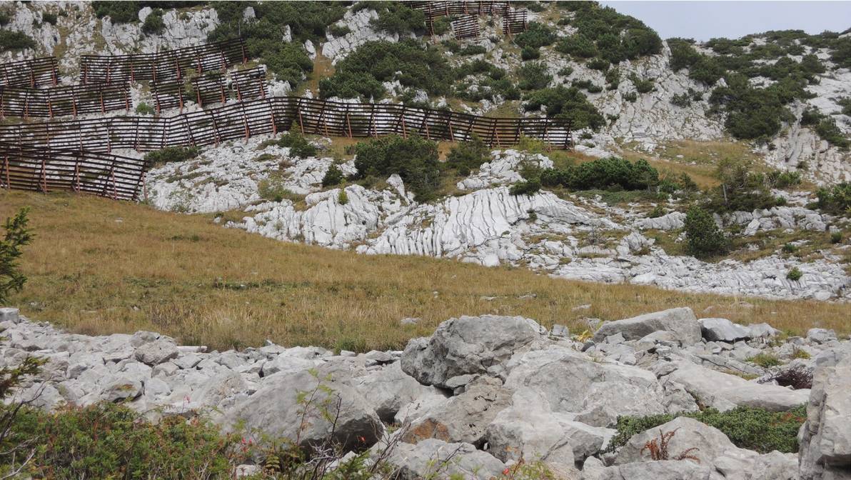 In Graubünden existieren zahlreiche Lawinen- oder Steinschlagverbauungen. Wie eine Untersuchung der FH Graubünden zeigt, sind die Unterschiede zwischen den verwendeten Geotextilsäcken sehr gross und keiner der marktüblichen Strümpfe erfüllt die Anforderungen vollumfänglich. Im Auftrag des Bundesamts für Umwelt hat das Team ein Merkblatt mit Empfehlungen verfasst.