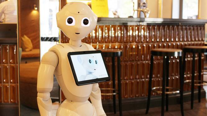 In der Hotellobby vom Roboter begrüsst Roboter Pepper in der Hotellobby