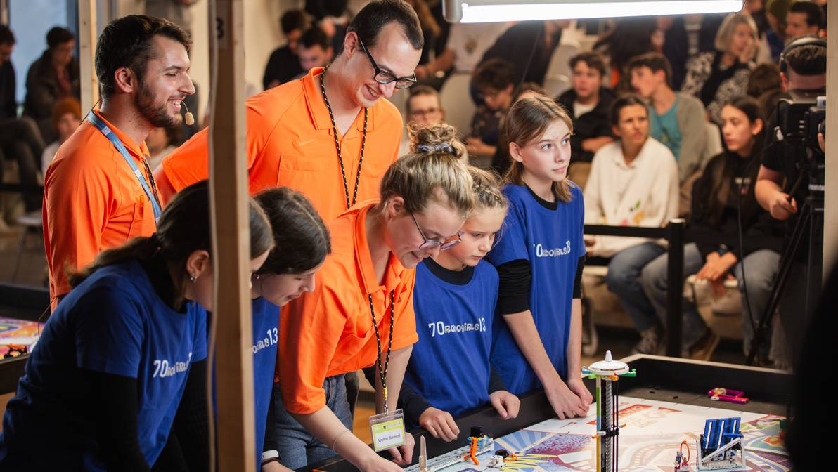 In den Robot-Games treten die Teams der Challenge League mit ihren Robotern gegeneinander an. (Bild: Andreas Hofmänner)