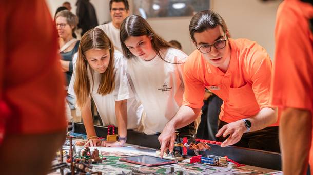 Beim Robot-Game erfüllen die Teams mit ihren Robotern die vorgegebenen Missionen.