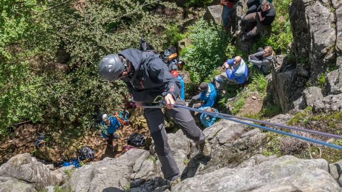 Klettern Mann klettert an Felswand