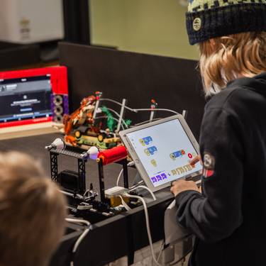 Auch dieses Jahr können Gäste selbst aktiv werden und programmieren. (Bild: Andreas Hofmänner)