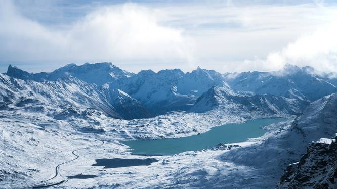 Der Lago Bianco mit Staumauer im Winter Der Lago Bianco auf dem Bernina-Pass mit Staumauer im Winter (Blickrichtung: Südosten)