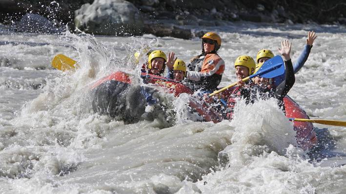 Studieren in Graubünden Gruppe am River Rafting auf dem Rhein