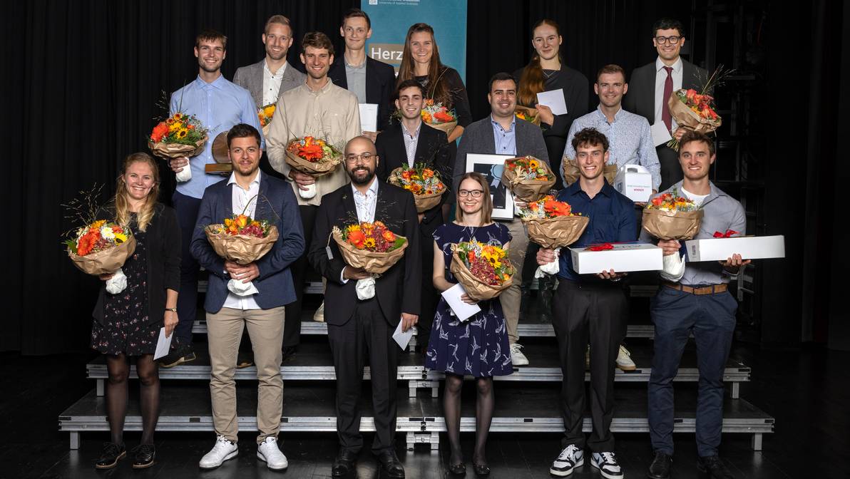 Le laureate e i laureati più meritevoli e titolari dei premi dei corsi di studio bachelor e master 2024 della SUP Grigioni:  (dietro, da sinistra a destra) Andreas Sonderer, Lukas Minder, Célilne Senn, Selina Studer, Nico Caccivio (al centro, da sinistra a destra) Joshua Stutz, Dimitri Wüst, Kevin Moar Rana, Raphael Brunold, Dominic Moser (davanti, da sinistra a destra) Ruth Hermann, Gian-Reto Jenny, André Glatzl, Martina Zwick, Joel Flepp, Yan Gridling Manca: Céline Rullof