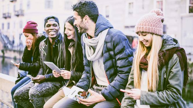 Wie digitale Werbekampagnen das Marketing verändern Gruppe von Studierenden lesen eine Infobroschüre der Fachhochschule Graubünden