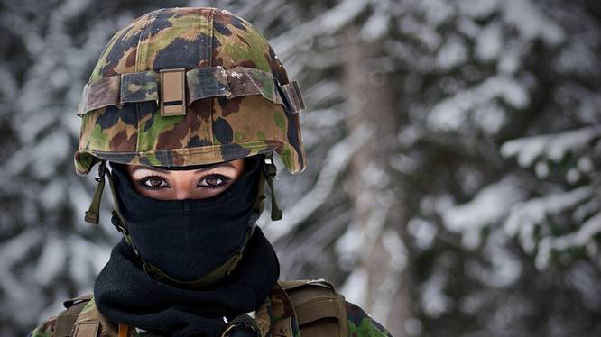 Lorella Kessler im Militär. Lorella Kessler im Militär.