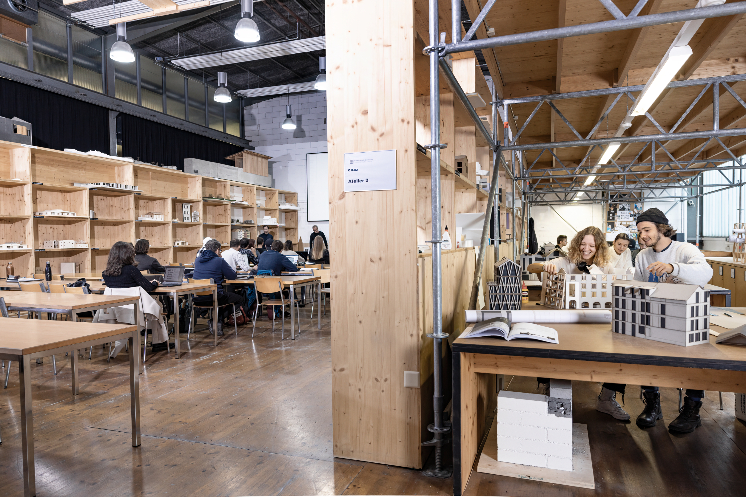 Wer hier studiert, baut an seiner Zukunft. Architekt studieren umfasst kreatives Arbeiten und gemeinsames Lernen an der Fachhochschule.